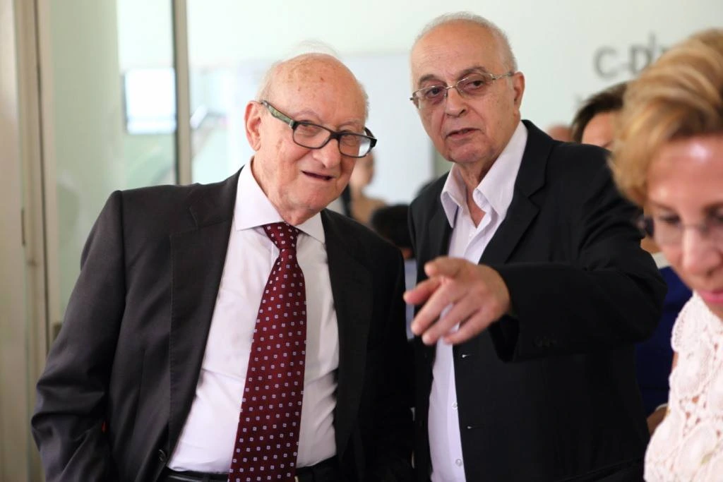 פרופ׳ דוד מנשרי ואדם נוסף בטקס הענקת מלגות של קרן מכבים