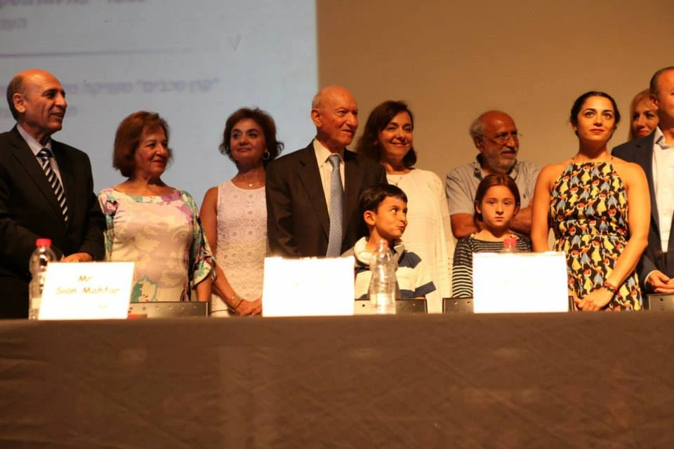 אנשים בטקס הענקת מלגות של קרן מכבים