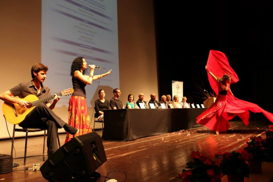 זמרת, נגן גיטרה, ורקדנית בטקס הענקת מלגות של קרן מכבים